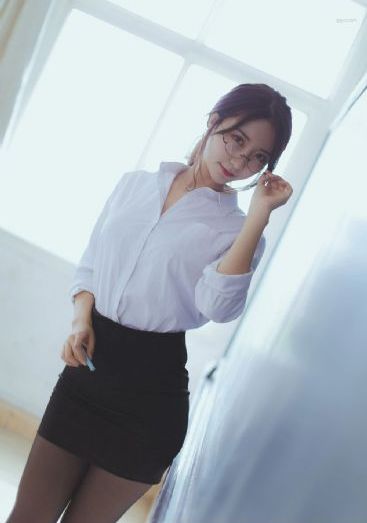 蒙上眼睛的女大学生
